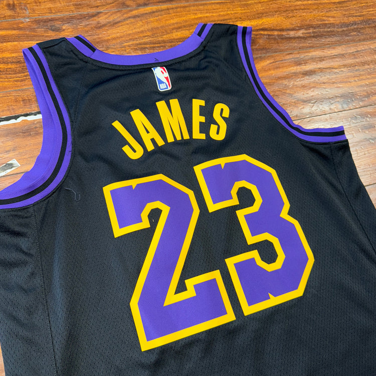 Nike Los Angeles Lakers LeBron James Jersey Sz M